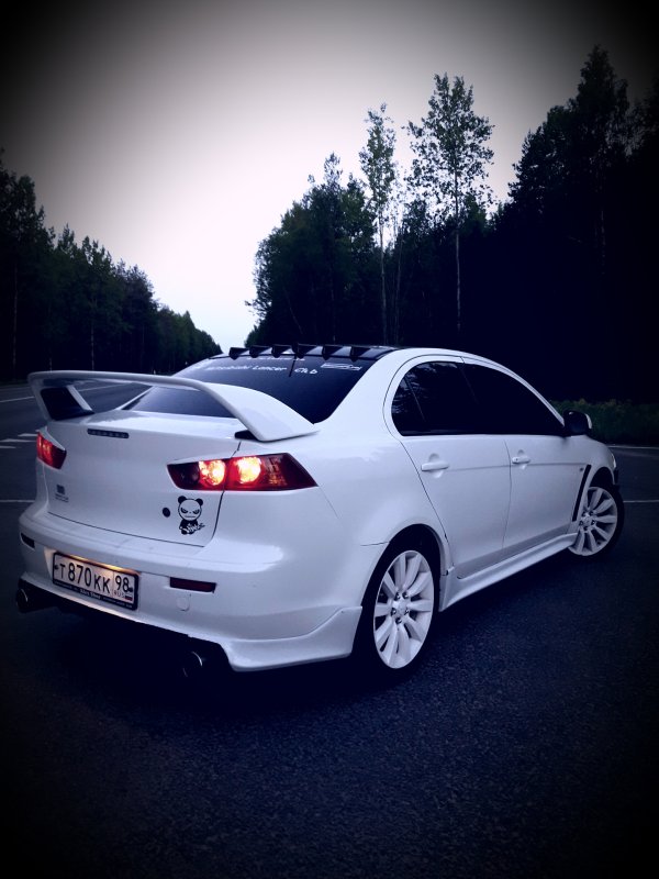 Mitsubishi Lancer Evolution 10 белый