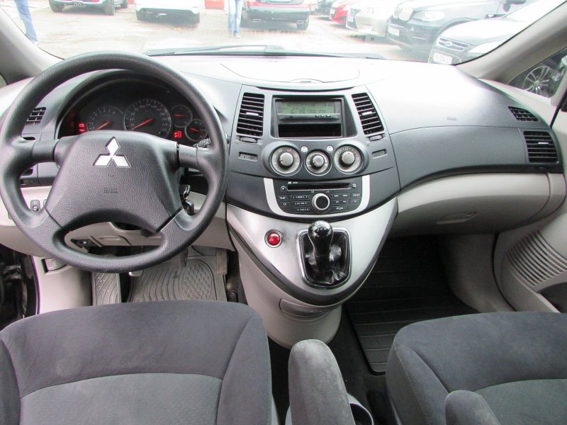 Минивэн Mitsubishi Grandis