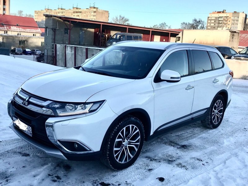 Mitsubishi Outlander 2016 White
