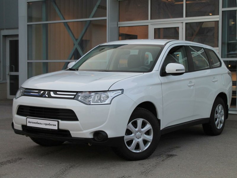 Mitsubishi Outlander 2013 белый