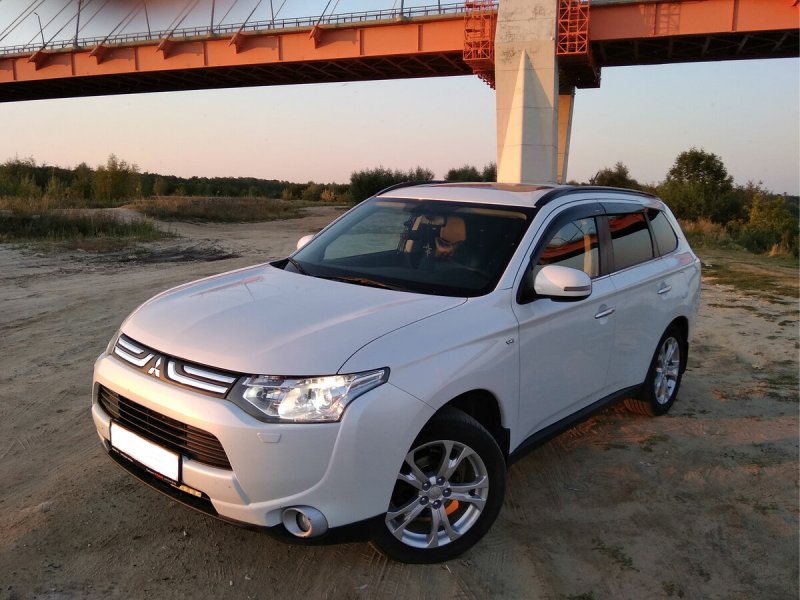 Митсубиси Аутлендер 2013 белый автомат