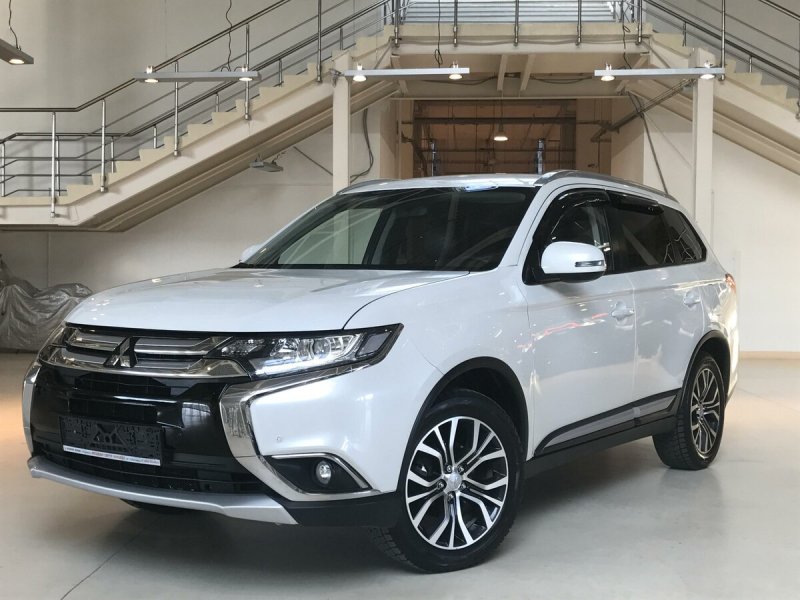 Mitsubishi Outlander 2017 белый
