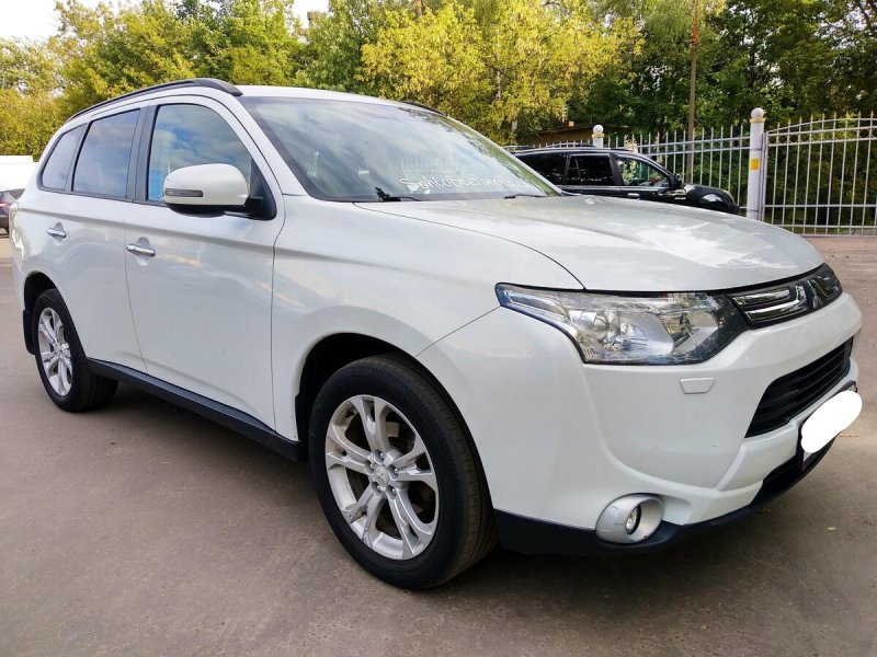 Mitsubishi Outlander 2013 белый