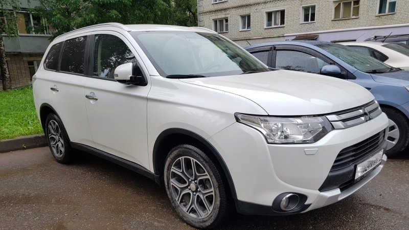 Mitsubishi Outlander белый перламутр