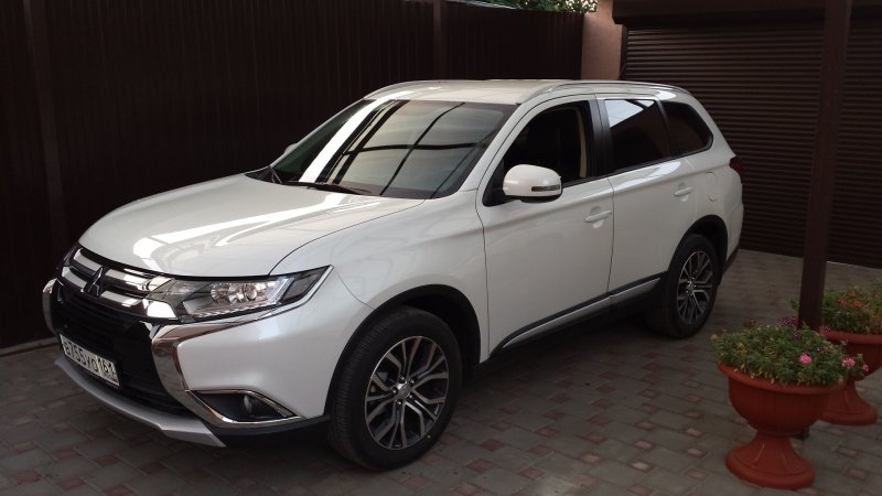 Mitsubishi Outlander белый перламутр 2021