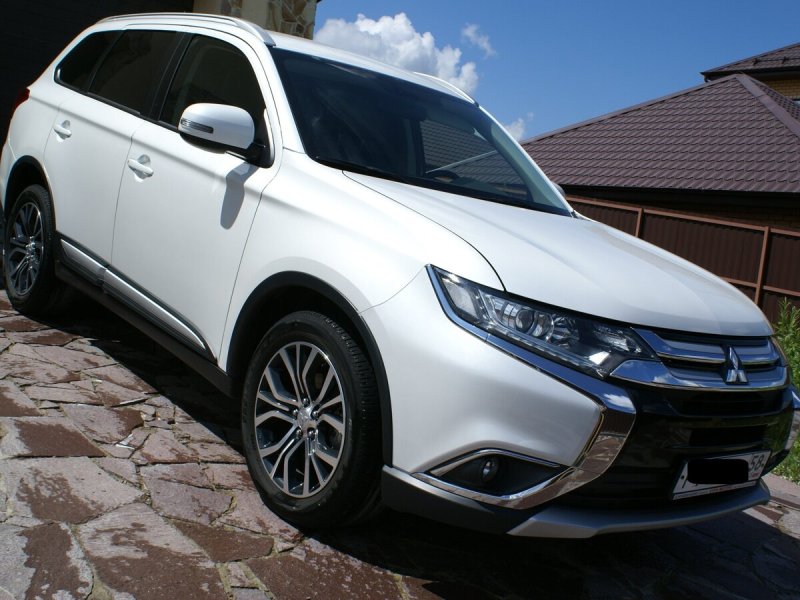 Mitsubishi Outlander 2016 белый