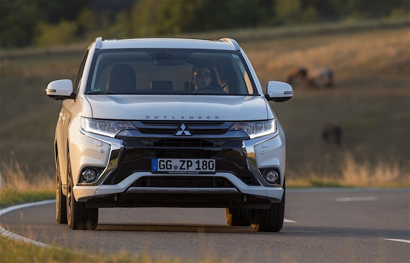 Митсубиси Аутлендер PHEV 2016
