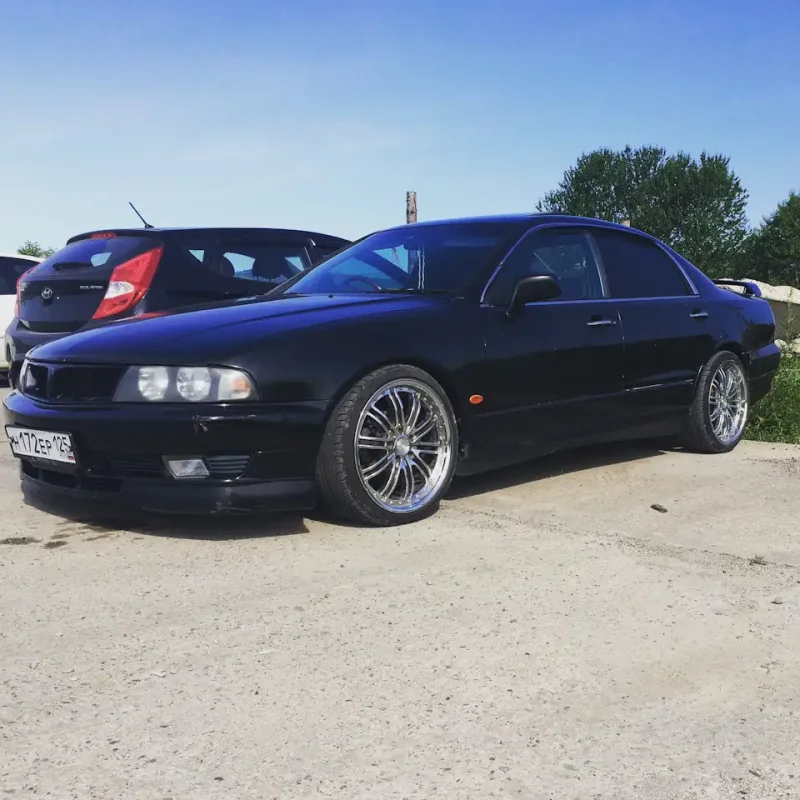 Mitsubishi Diamante сзади