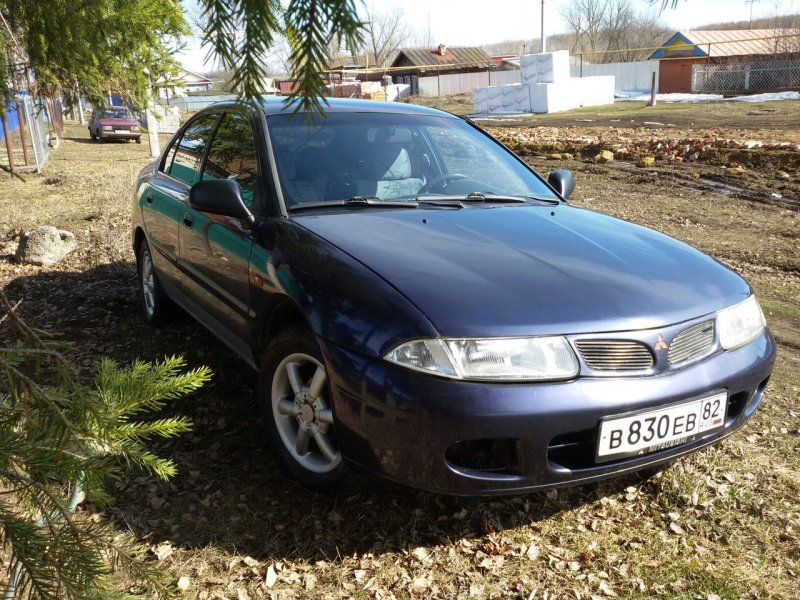 Mitsubishi Carisma зеленая