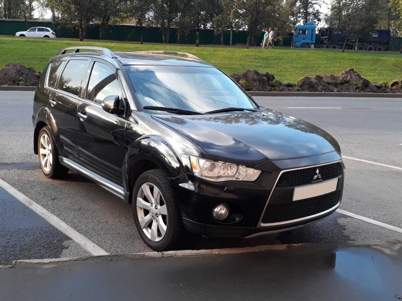 Mitsubishi Outlander 2011 черный