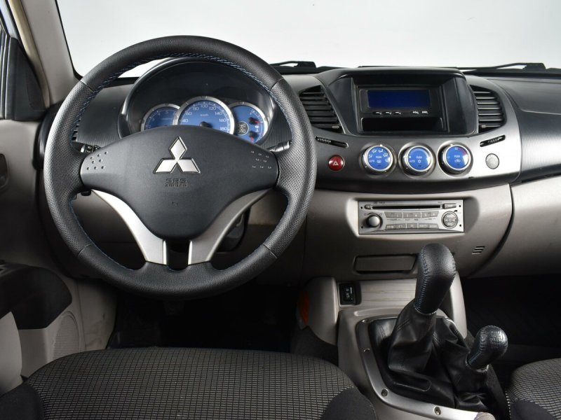 Mitsubishi l200 2010 салон