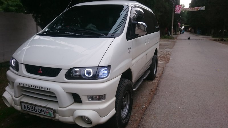 Mitsubishi Delica l 400 белый