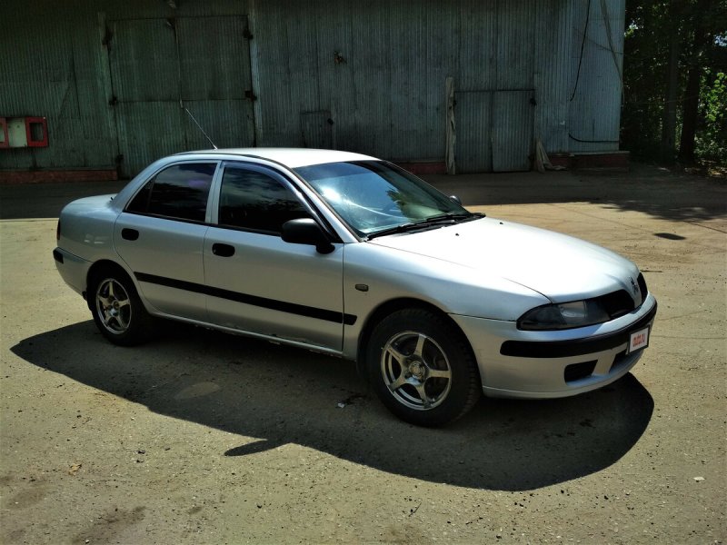 Митсубиси Каризма 2001