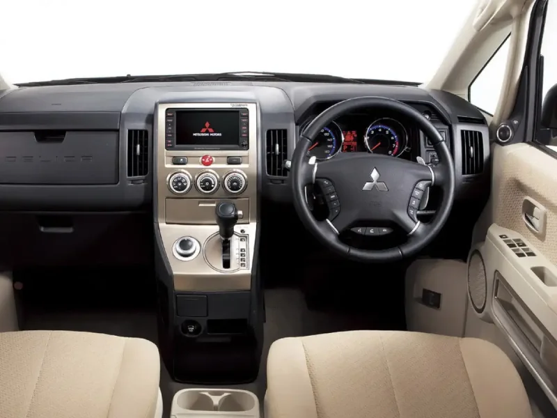 Mitsubishi Delica d5 салон