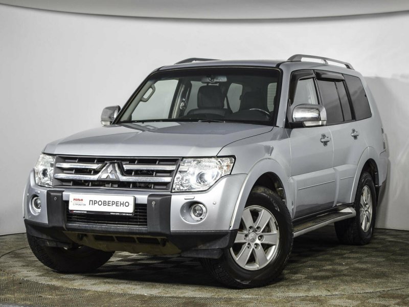 Mitsubishi Pajero 4 серебристый