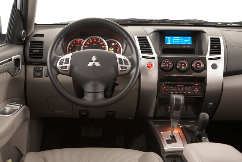 Mitsubishi Pajero Sport 2011