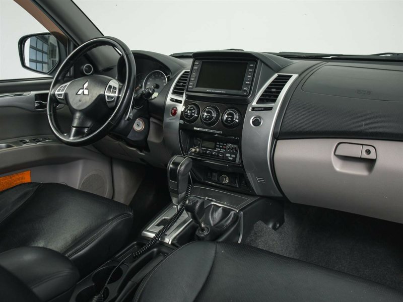 Pajero Sport 2011 салон