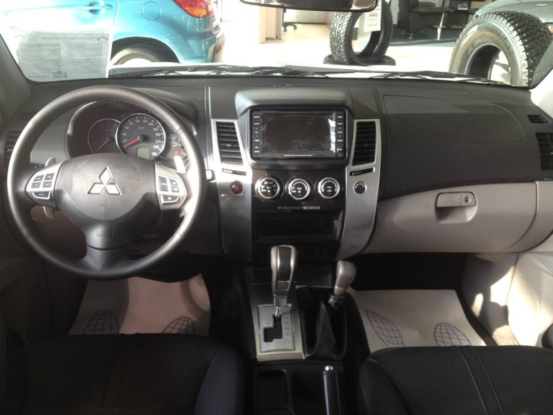 Mitsubishi Pajero Sport 2011 салон