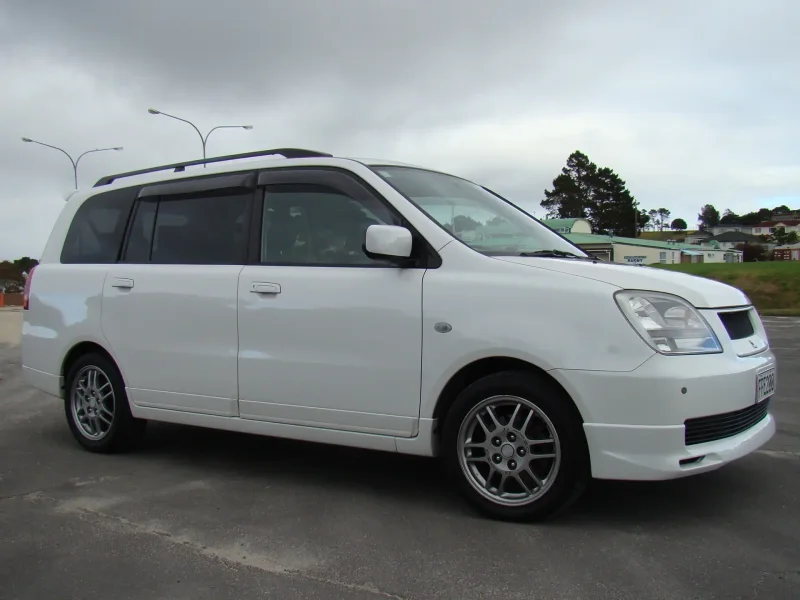 Mitsubishi Dion 2002 белый