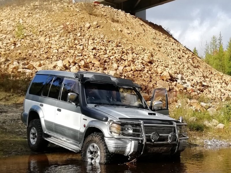 Mitsubishi Pajero 2