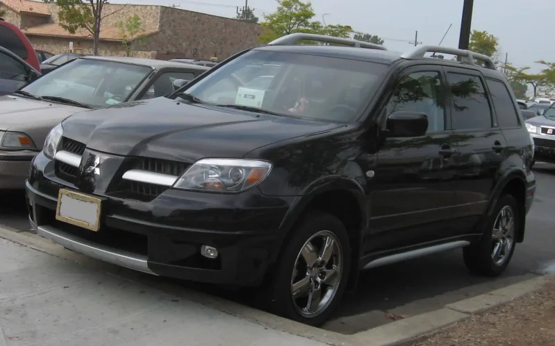 Mitsubishi Outlander 1 и дом