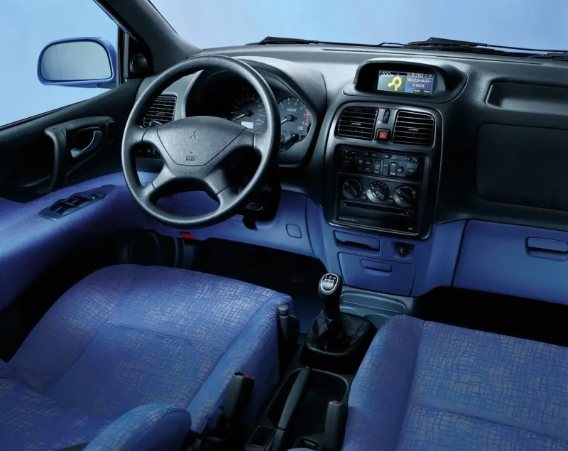 Mitsubishi Space Star 2002 салон