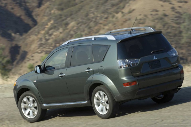 Mitsubishi Outlander XL сбоку