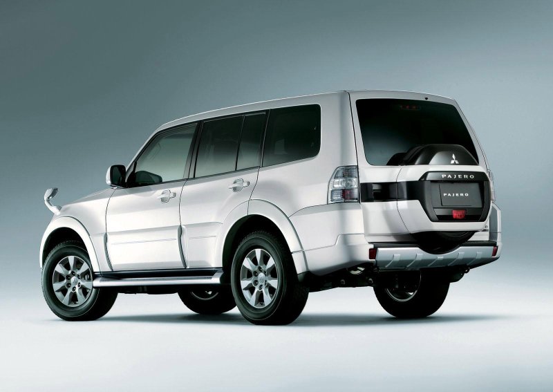 Mitsubishi Pajero 2015 сзади