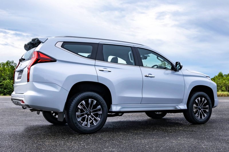 Mitsubishi Pajero Sport 2022 белый
