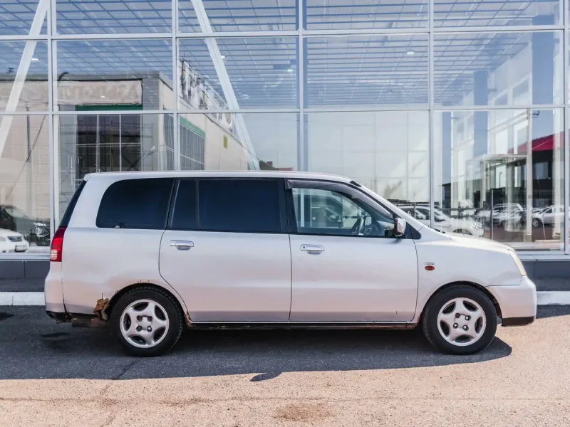 Mitsubishi Dion 2002 белый
