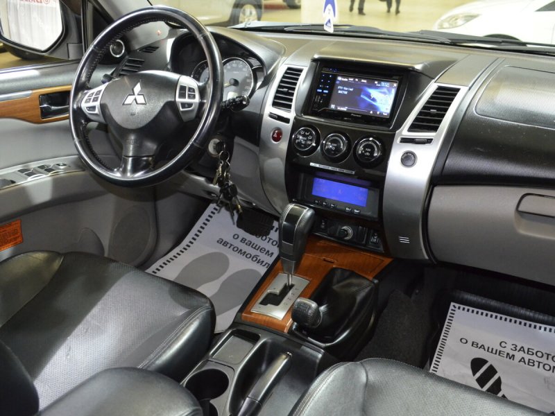 Mitsubishi Pajero Sport 2010 салон