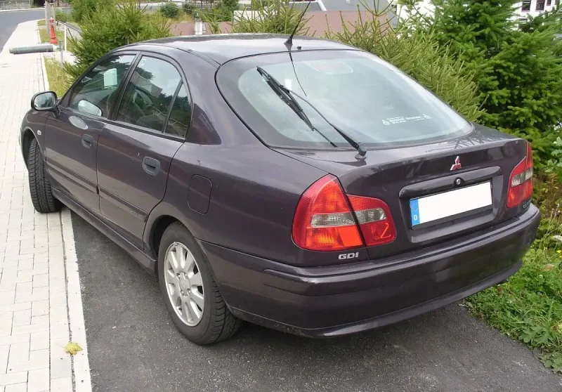 Mitsubishi Carisma красная