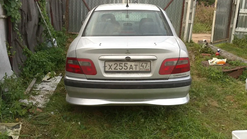 Каризма седан 2003 сзади