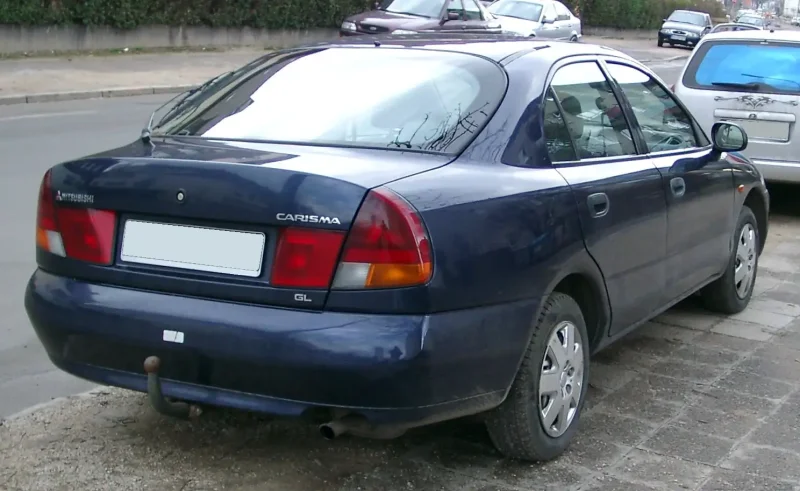Mitsubishi Carisma 2003 сзади