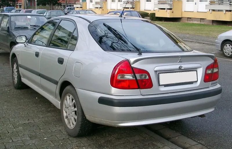 Mitsubishi Carisma седан