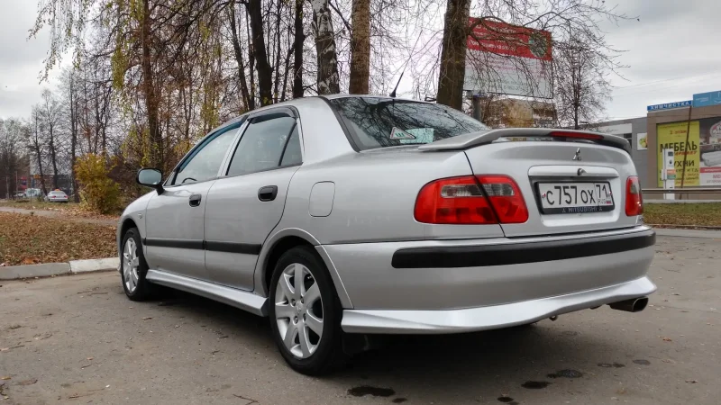 Mitsubishi Carisma седан
