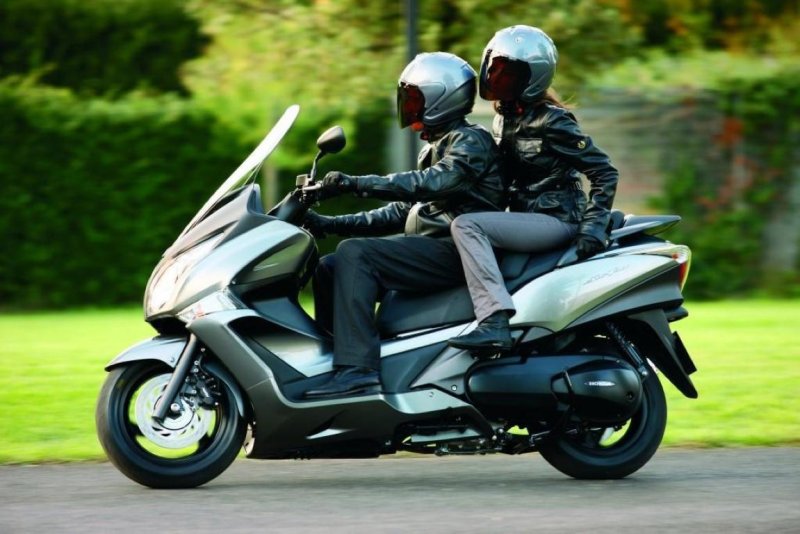 Макси скутер Honda Silverwing 600