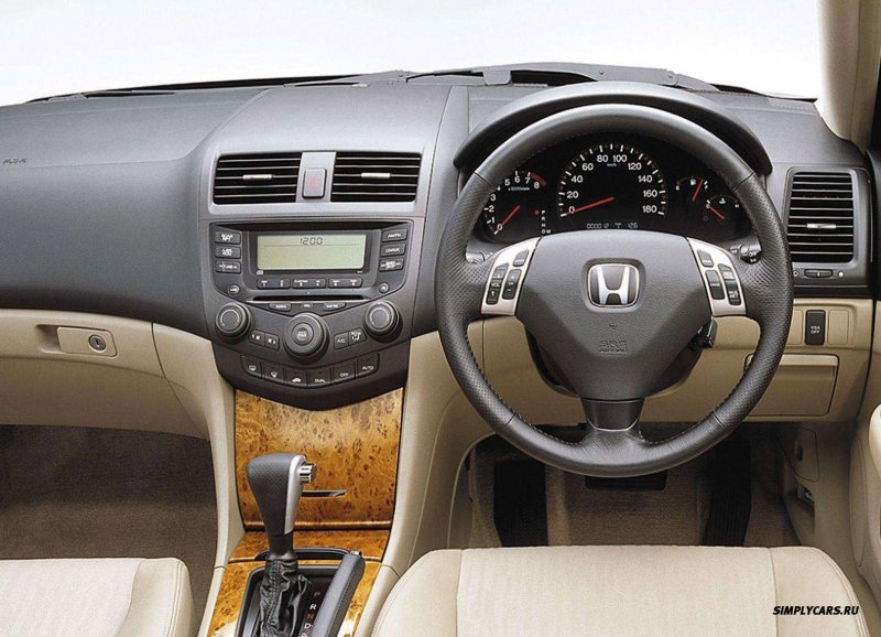 Хонда Аккорд салон 2004 правый руль