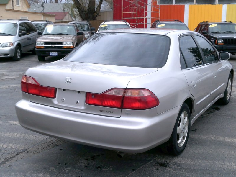 Хонда Аккорд серого цвета 1998