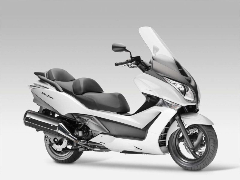 Макси скутер Honda Silverwing 600