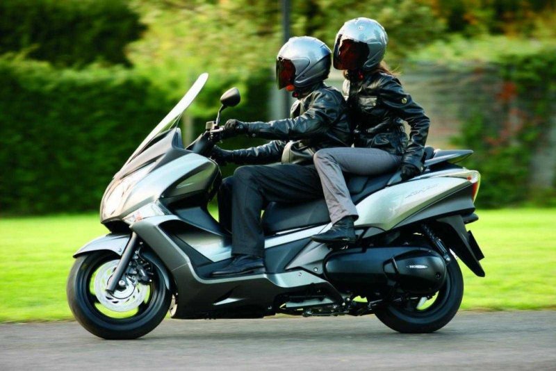 Макси скутер Honda Silverwing 600