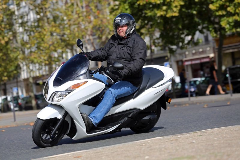 Макси скутер Honda Silverwing 600