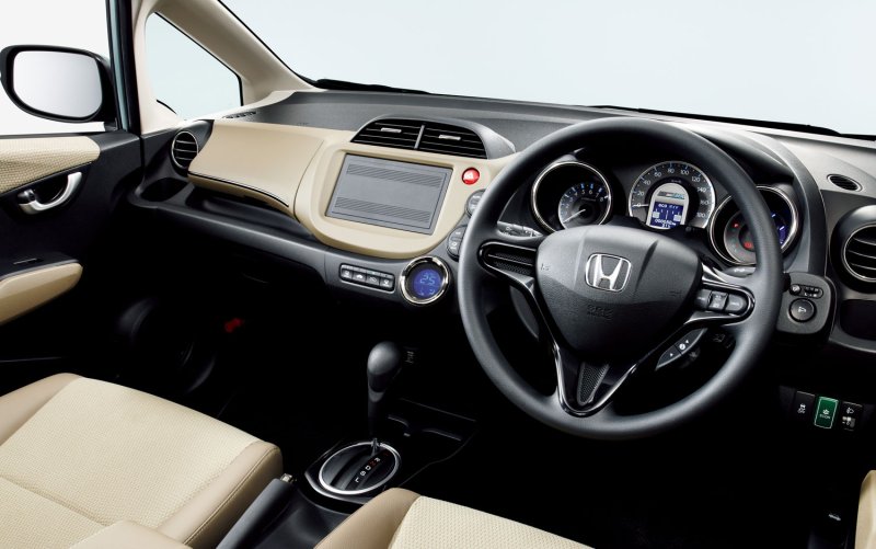 Honda Fit Shuttle Hybrid 2015