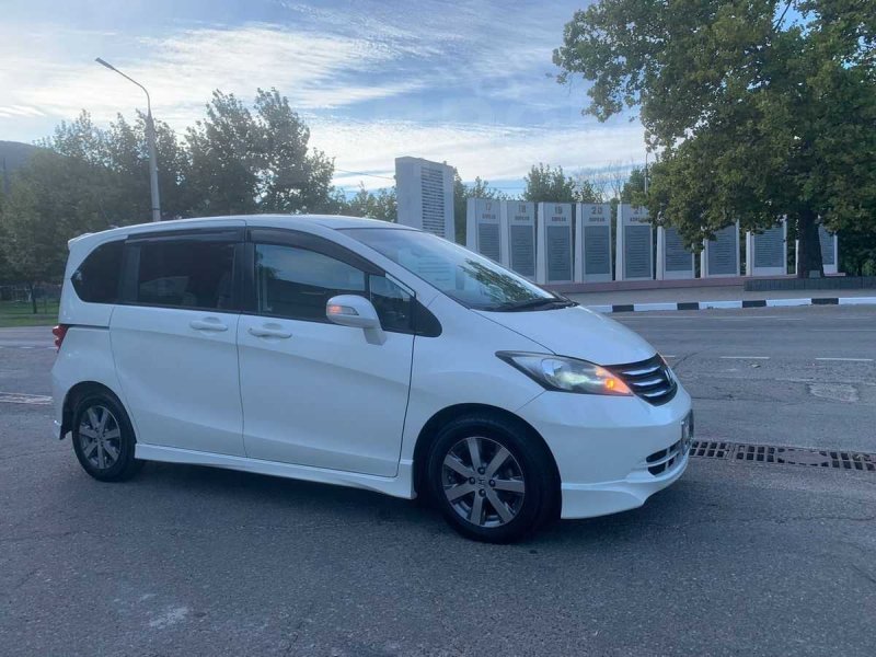 Honda freed Hybrid 2011