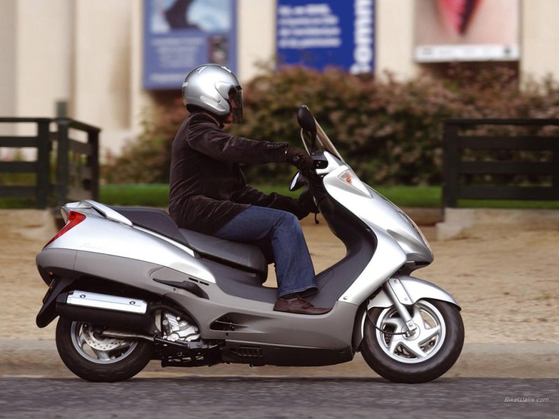 Скутер Honda Foresight 250