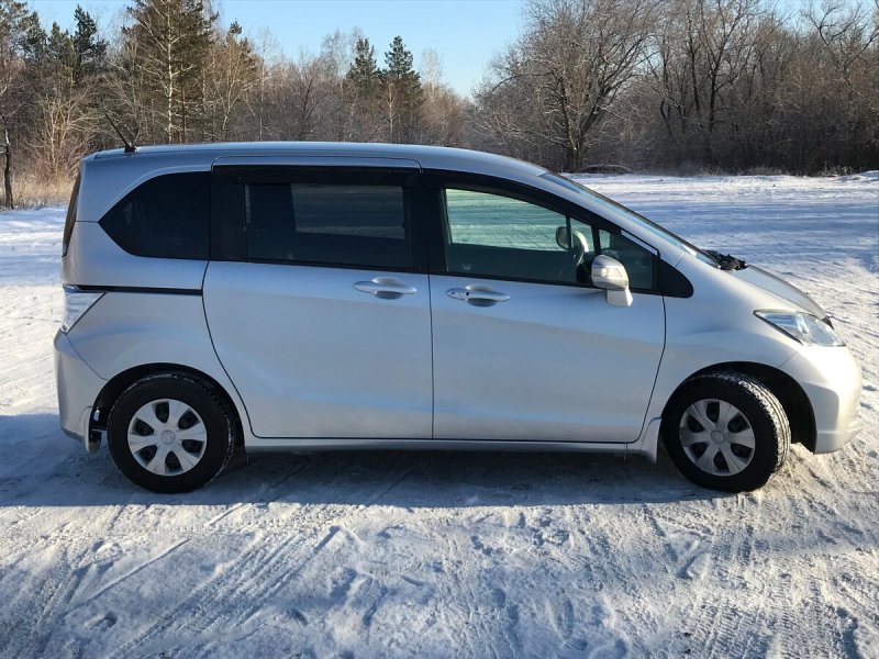 Honda freed Spike Hybrid