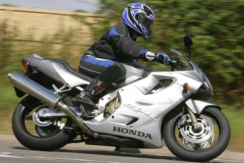 Honda CBR 600 f4i за рулем