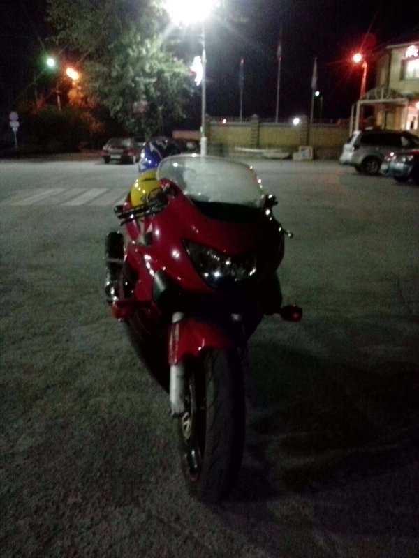 Пацан на мотоцикле ночью