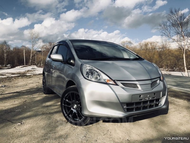 Машина Honda Fit 2013