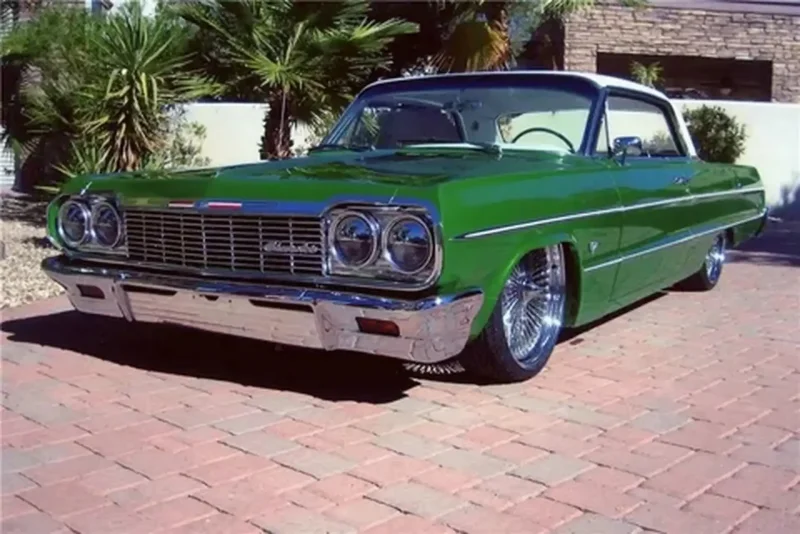 Chevrolet Impala 67 вид сзади
